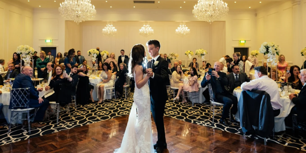 In What Order Should You Plan A Wedding? (The Ideal Sequence)